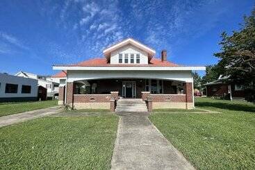 Bed & Breakfast Homestay On Main By Twin Lakes Creamery