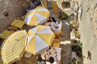 Bed and Breakfast Sari Keçi̇ Taş Otel