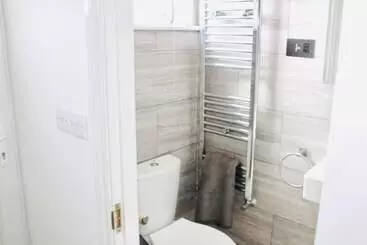 Residenssi Lovely And Spacious House In South London