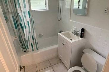 فندق صغير Hallandale Beach Motel With Free Parking And Full Kitchen ! No Extra Fees! Accepting Cash!