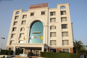 בית מלון כפרי Madhuvan Suites By Blues