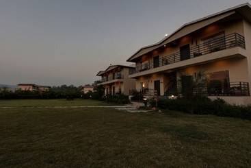 هتل Treebo Kaira Resort With Pool View, 5 Km From Jim Corbett Jungle Safari
