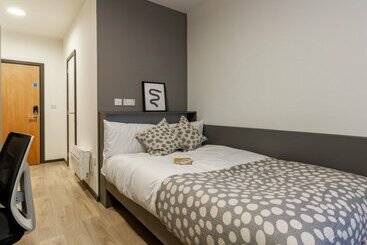 Modern Rooms In Leicester Sk   Hostel