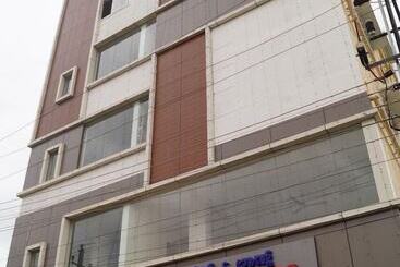 בית מלון כפרי Bsk Deluxe Lodging