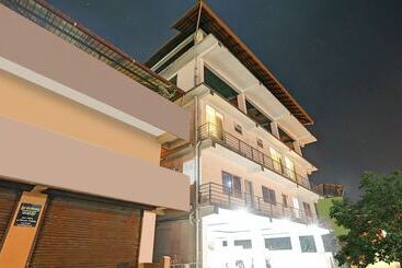 ペンション Treebo Doha King