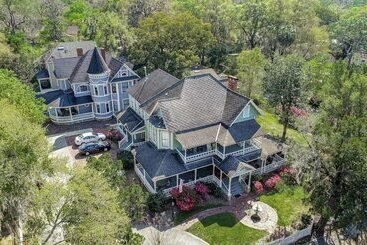 Bed and Breakfast Lady Clare Room At Camellia Rose Inn Downtown