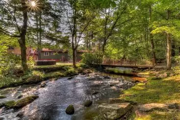 Hotelli Magnolia Streamside Resort