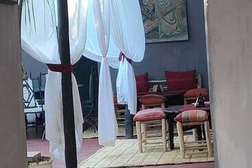 تختخواب و صبحانه Dar Tadout