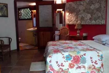 هتل Whistling Bird Resort