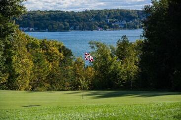 فندق Village Green Lodge