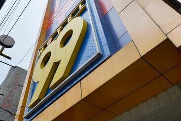 בית מלון כפרי 99 Quiapo Manila