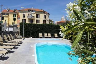 בית מלון כפרי Riviera Palace Residence