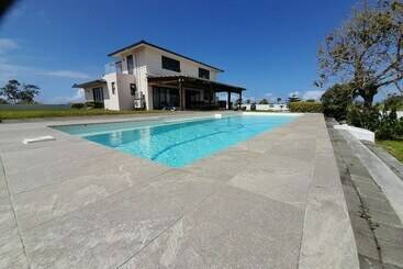 تختخواب و صبحانه Jags Villa