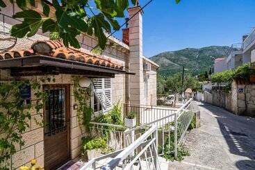 פנסיון Apartments & Rooms Mara & Petrunjela