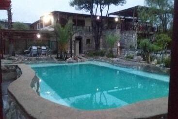 فندق Nkisi Guesthouse