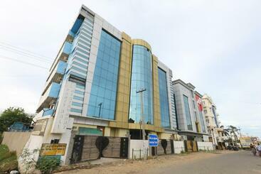 호텔 Collection O The Oaks Residency