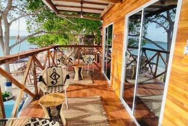 הוסטל Freedom Beach Club