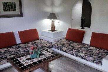 هتل Solimar Inn Suites