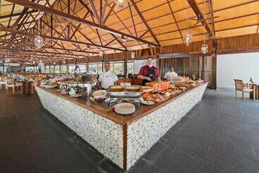 هتل The Barefoot Eco