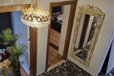 فندق 8 Rooms House