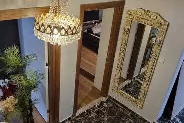 Hotelli 8 Rooms House