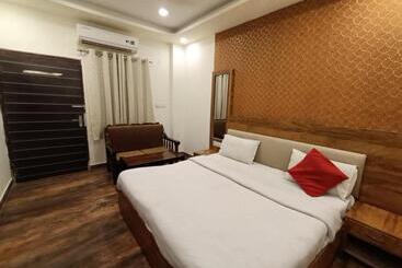 Отель Vrindavan Palace