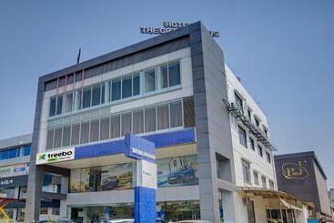 Hotel Treebo Grand Lotus   3 Km From Textile Market