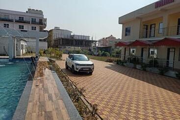 Hôtel Holiday Beach Resort !! Beach Distance 50 Mts !!