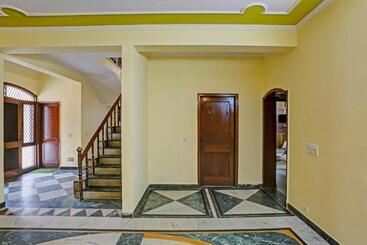 Hotelli Oyo Flagship 81046 Royal Retreat