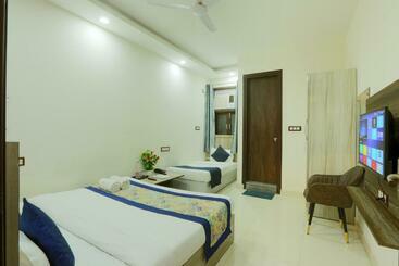 هتل Red Velvet Suites