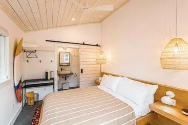 Retkeilymaja Mini Shortboard Room With A Queen Bed