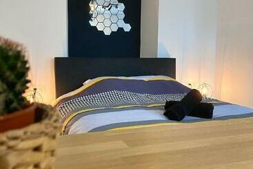 هتل کپسول Ciney   Le Nid Du Clocher