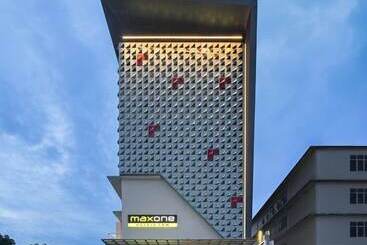 Maxonehotels At Kota Harapan Indah Bekasi