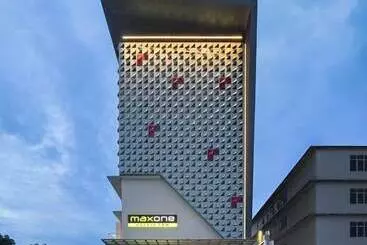Maxonehotels At Kota Harapan Indah Bekasi