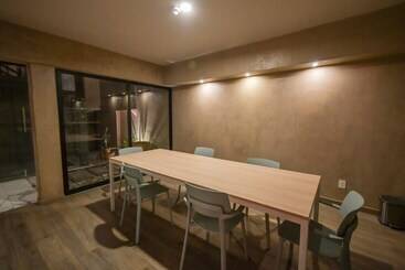 Satelite 2750 Hotel & Suites