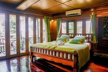 Kaengkrachan Boathouse Paradise Resort