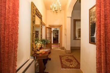 مبيت وإفطار The Racecourse Inn