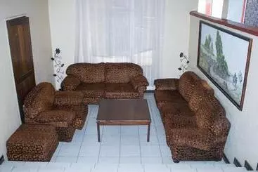 بنسيون Bulawayo Central Lodge