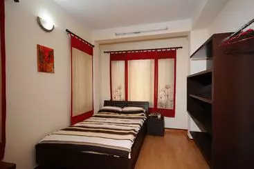 تختخواب و صبحانه At Home Guest House