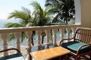 Squares Cafe And Apartments