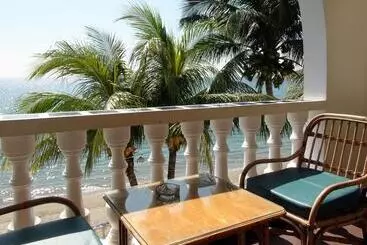 Squares Cafe And Apartments