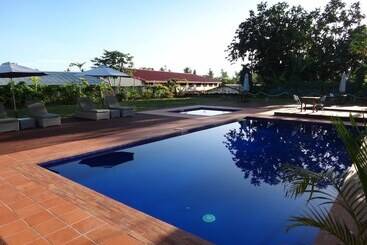 هتل Travellers Point