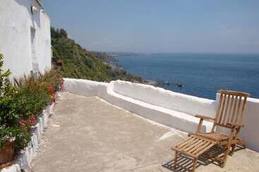 آپارتمان‌های توریست‌ها Come In Sicily La Pietra Monaca