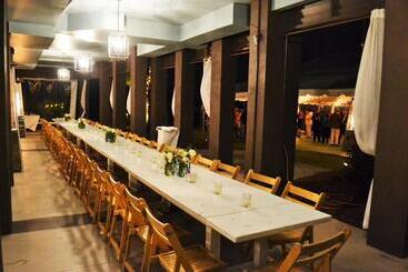 مبيت وإفطار Regatta Inn Adults Only