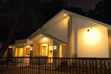 Tr3ats Guest House Bohol   Hostel