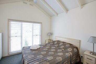 Отель Canton Beach Holiday Park