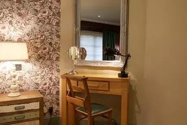 Отель The Plough Inn & Cottages