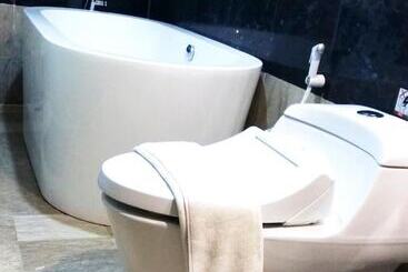 Travellers Hotel Phinisi