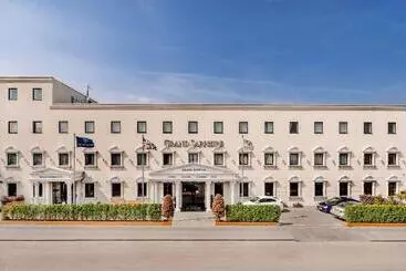 Grand Sapphire Hotel & Banqueting