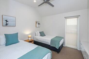 Отель Reflections Massy Greene Holiday Park